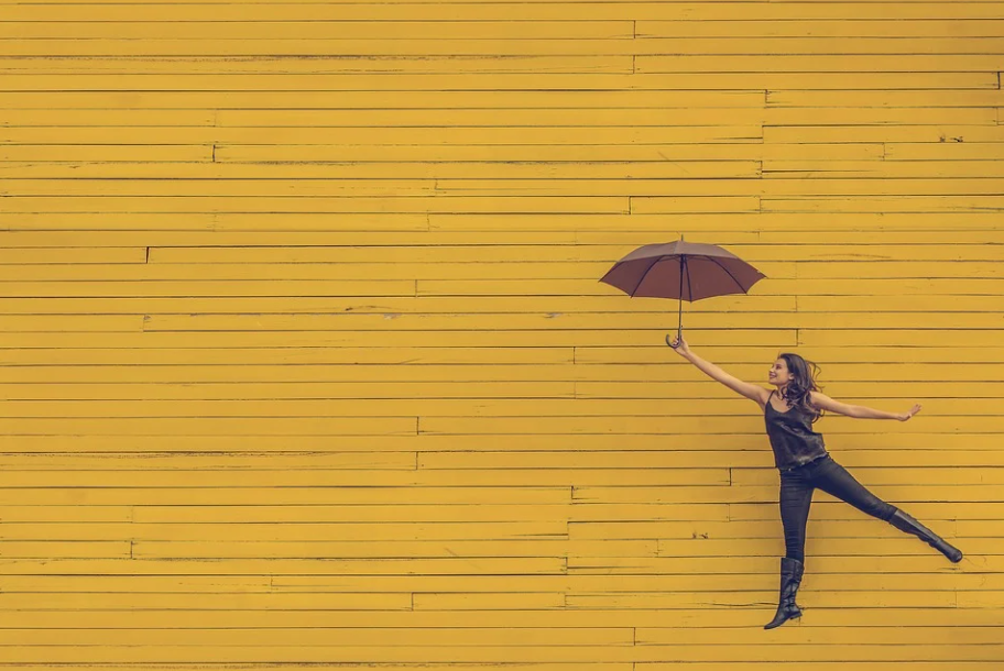 노란배경-우산-여자